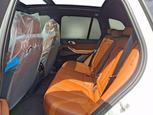 Mineral White Metallic 2026 BMW X5 M60i