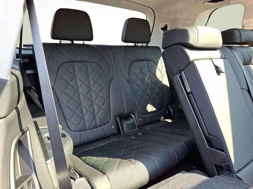 Skyscraper Grey Metallic 2026 BMW X7 xDrive40i