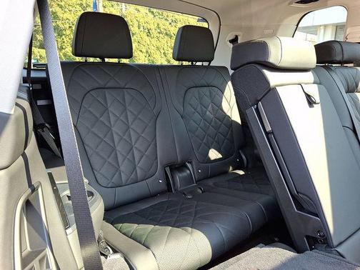 Skyscraper Grey Metallic 2026 BMW X7 xDrive40i