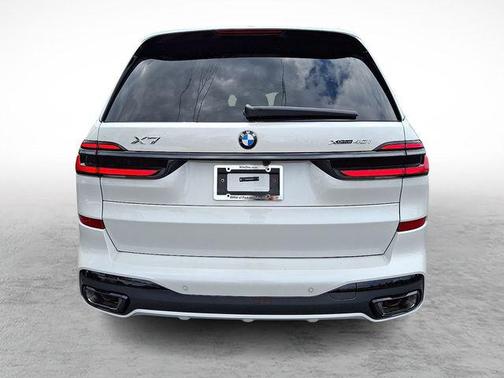 Mineral White Metallic 2027 BMW X7 xDrive40i