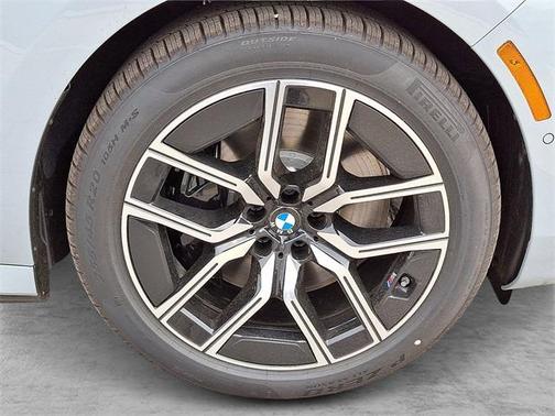 2025 BMW 750e i xDrive