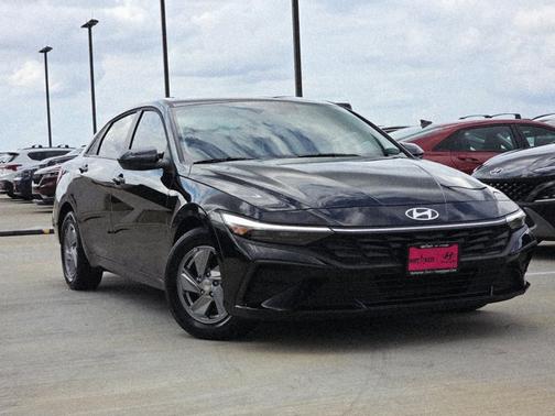 Black 2025 Hyundai ELANTRA SE
