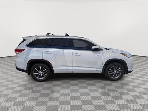 Blizzard Pearl 2017 Toyota Highlander Hybrid XLE