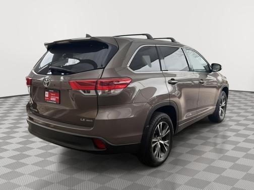 Toasted Walnut Pearl 2018 Toyota Highlander LE Plus