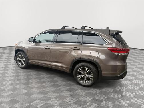 Toasted Walnut Pearl 2018 Toyota Highlander LE Plus