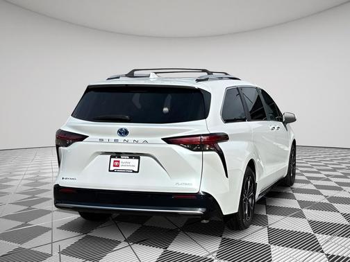 2025 Toyota Sienna Platinum