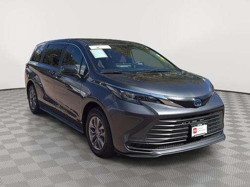 Magnetic Gray Metallic 2025 Toyota Sienna LE