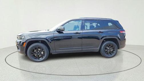 Diamond Black Crystal Pearlcoat 2025 Jeep Grand Cherokee Altitude