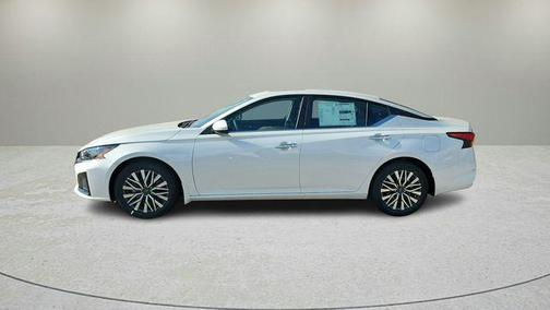 Pearl White Tricoat 2025 Nissan Altima 2.5 SV