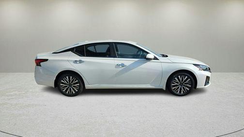 Pearl White Tricoat 2025 Nissan Altima 2.5 SV