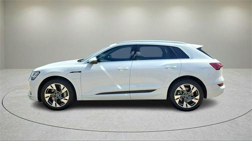 2022 Audi e-tron Premium Plus
