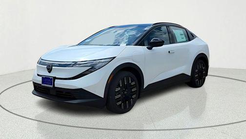 Everest White Pearl Tricoat/Black 2026 Nissan Leaf PLATINUM+