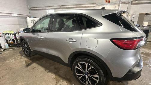 Silver Metallic 2022 Ford Escape SE