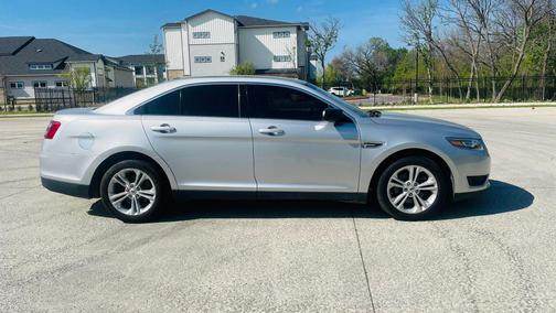 Oxford White 2018 Ford Taurus SE
