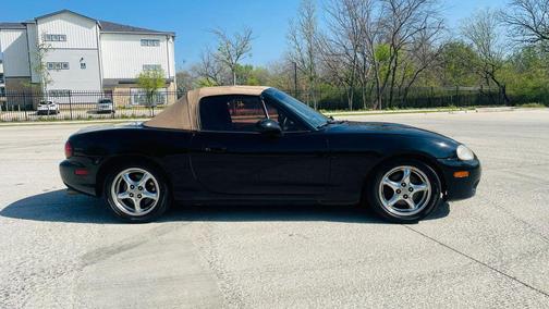 Black 2002 Mazda MX-5 Miata SE