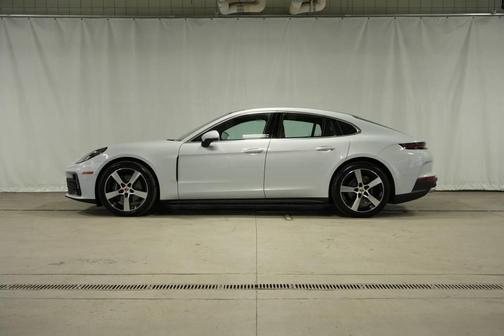 2025 Porsche Panamera 4