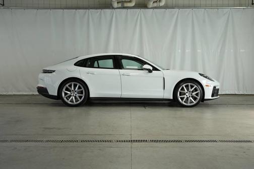 2025 Porsche Panamera 4