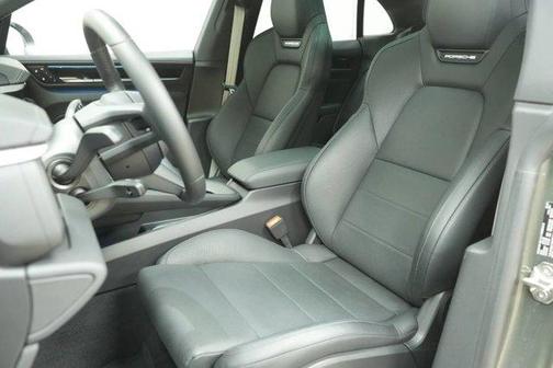 Aventurine Green Metallic 2025 Porsche Macan Base