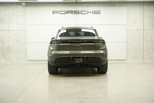 Aventurine Green Metallic 2025 Porsche Macan Base