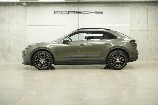 Aventurine Green Metallic 2025 Porsche Macan Base