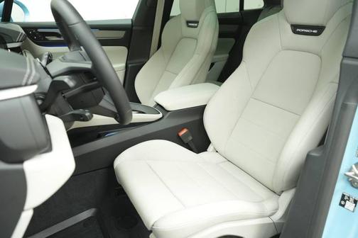 Frozen Blue 2026 Porsche Macan 4