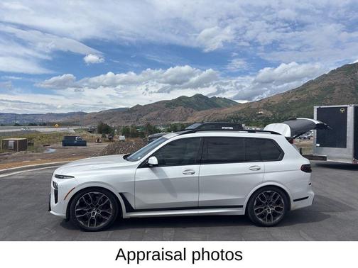 Mineral White Metallic 2025 BMW X7 xDrive40i