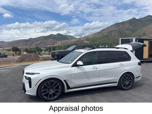 Mineral White Metallic 2025 BMW X7 xDrive40i