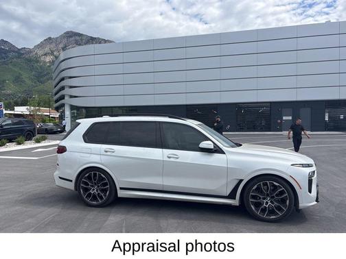 Mineral White Metallic 2025 BMW X7 xDrive40i