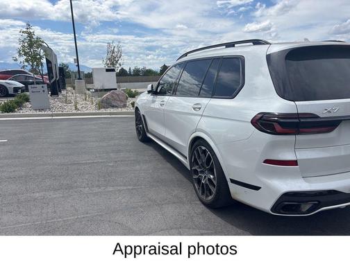 Mineral White Metallic 2025 BMW X7 xDrive40i
