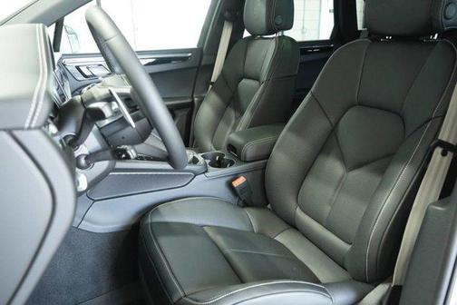 Carrara White Metallic 2025 Porsche Macan