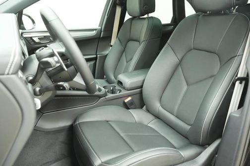 Jet Black Metallic 2026 Porsche Macan Base