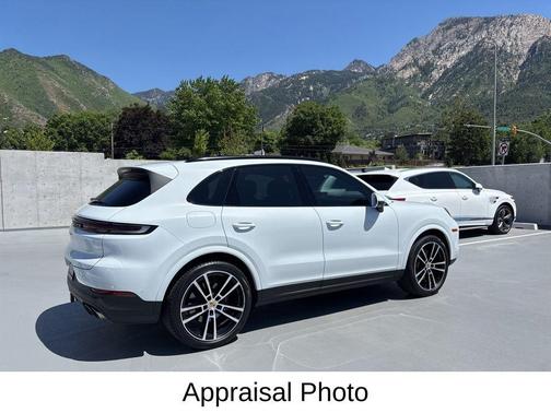 Carrara White Metallic 2024 Porsche Cayenne Base