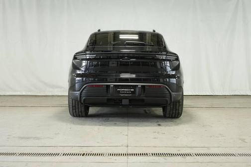 2026 Porsche Macan 4