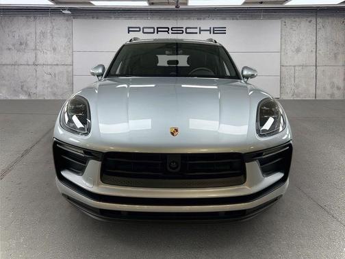 Dolomite Silver Metallic 2026 Porsche Macan Base