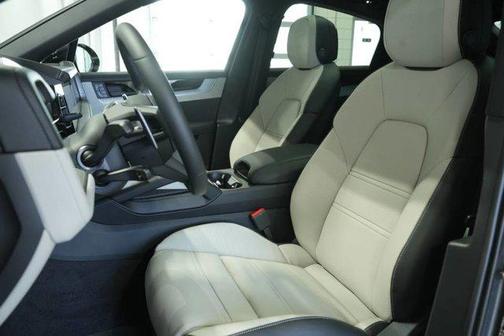 2025 Porsche Cayenne AWD