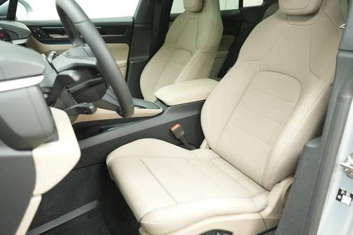 Dolomite Silver Metallic 2026 Porsche Macan 4