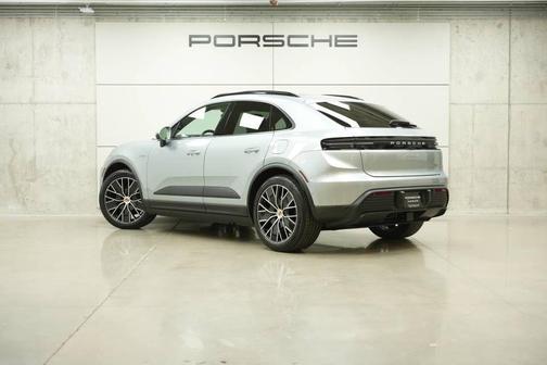Dolomite Silver Metallic 2026 Porsche Macan 4