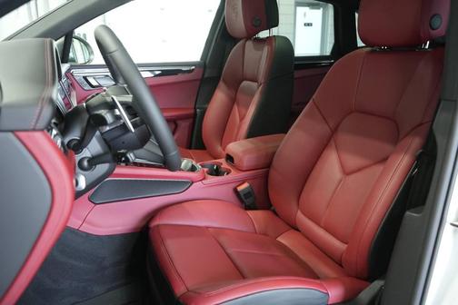 2025 Porsche Macan T