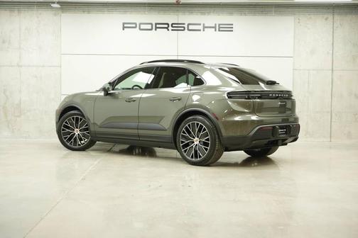 Aventurine Green Metallic 2026 Porsche Macan 4