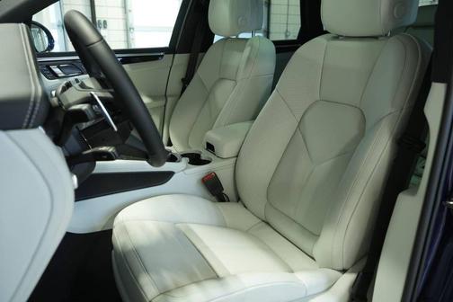 Gentian Blue Metallic 2026 Porsche Macan S