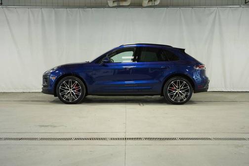 Gentian Blue Metallic 2026 Porsche Macan S