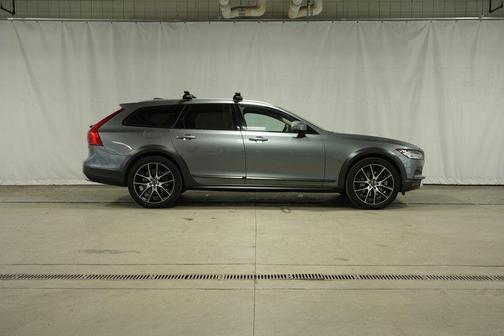 2020 Volvo V90 Cross Country T6