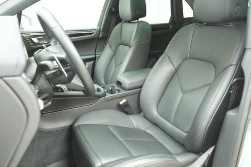 Dolomite Silver Metallic 2026 Porsche Macan