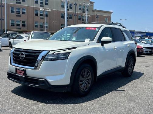 2022 Nissan Pathfinder SV