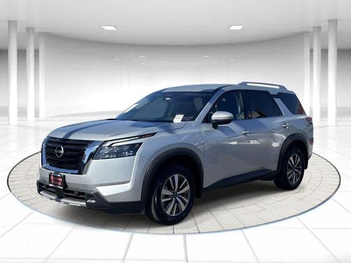 Brilliant Silver Metallic 2025 Nissan Pathfinder SL