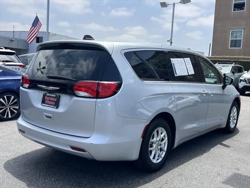 2022 Chrysler Voyager LX