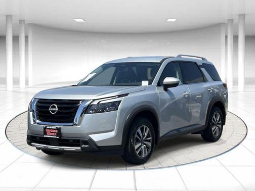Brilliant Silver Metallic 2025 Nissan Pathfinder SL