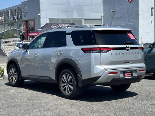 Brilliant Silver Metallic 2025 Nissan Pathfinder SL