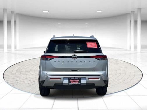 Brilliant Silver Metallic 2025 Nissan Pathfinder SL