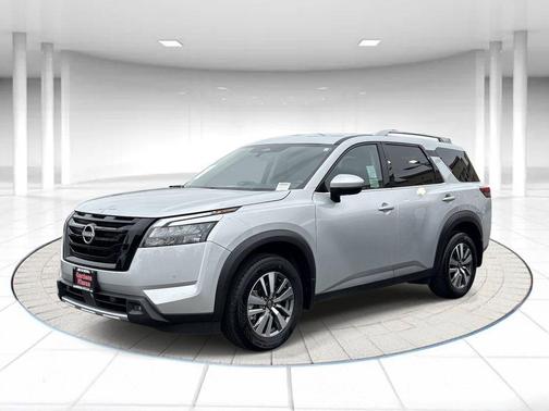 Brilliant Silver Metallic 2025 Nissan Pathfinder SL